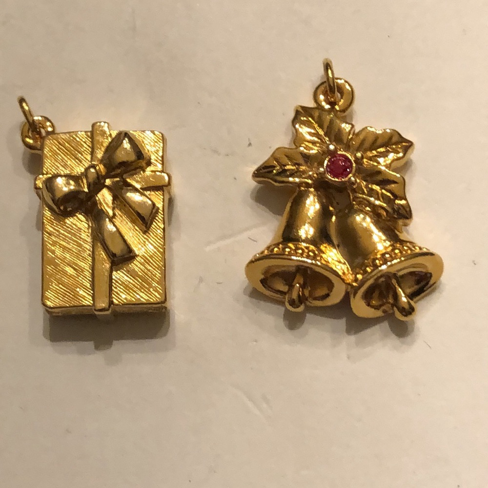 Avon Vintage Tender Moments Gold Tone Charm Present & Christmas Bells - Picture 2 of 7